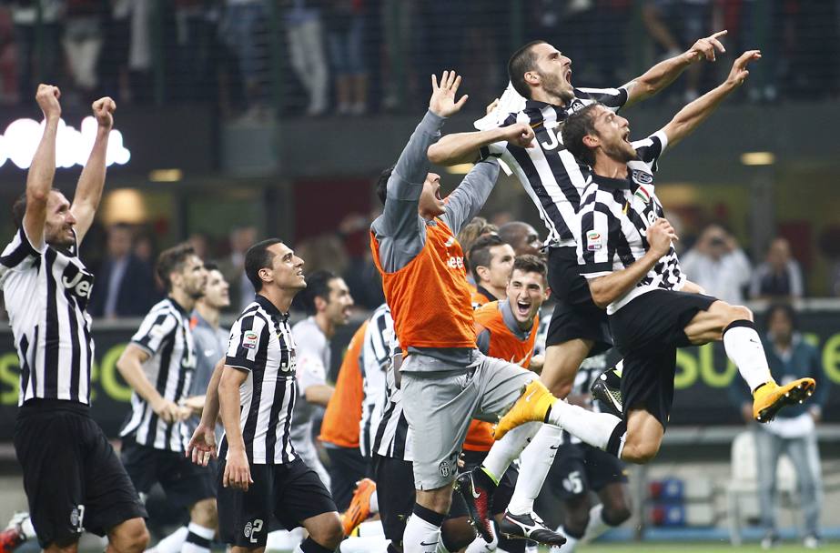A fine partita la Juventus festeggia la vittoria contro il Milan. La Presse